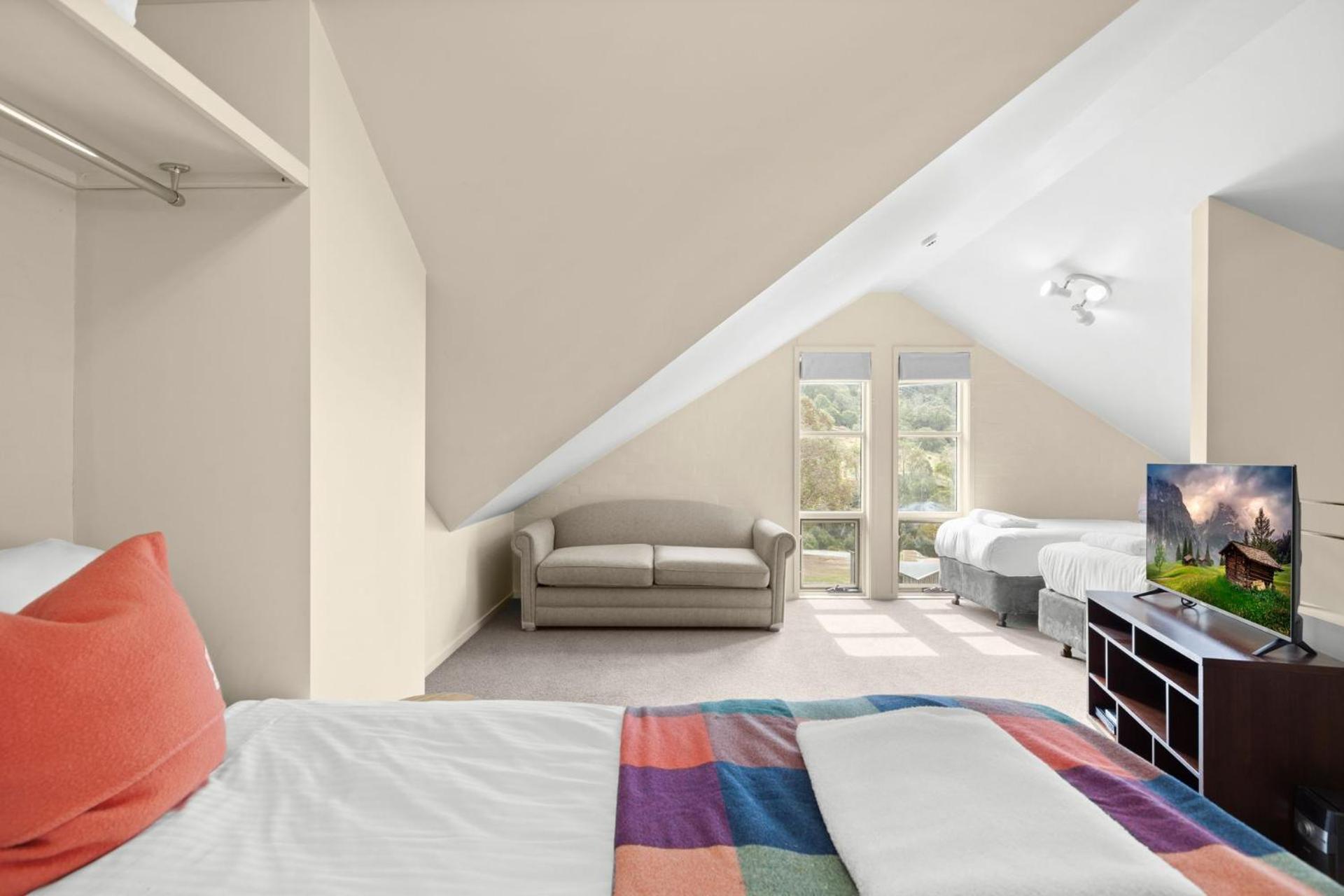 Village Green 2 Bedroom Loft Townhouse With Views Fireplace And Garage Parking Thredbo Exterior foto