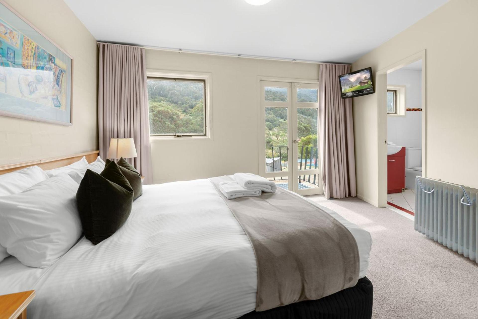 Village Green 2 Bedroom Loft Townhouse With Views Fireplace And Garage Parking Thredbo Exterior foto